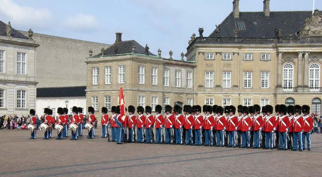 Royal Danish Life Guards at Amelienborg. Foto: Jesper_Asmussen_CC_BY-SA_3.0_DEED