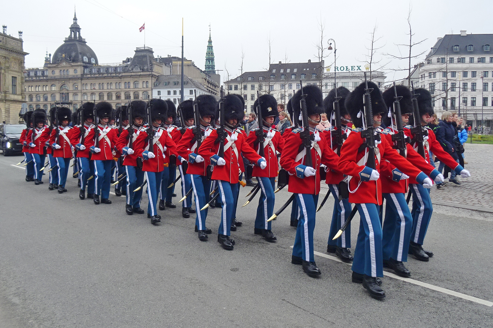 Royal Life Guard in parade at Kongens Nytor. Foto: Leif Jorgensen, CC BY-SA 4.0 DEED